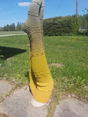 Taimedega värvitud lõngast kootud sukad