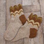 Taimedega värvitud lõngast sokid